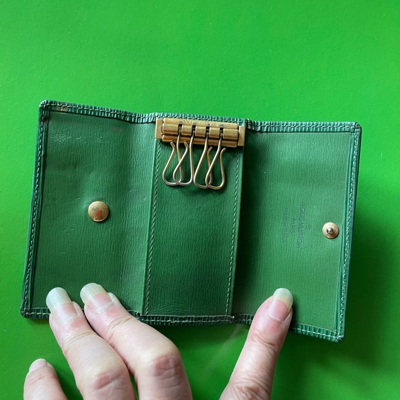 Bundle of pre loved 2 LV, 1 Gucci and 1 Cartier compact coin wallet. - Picture 7 of 12